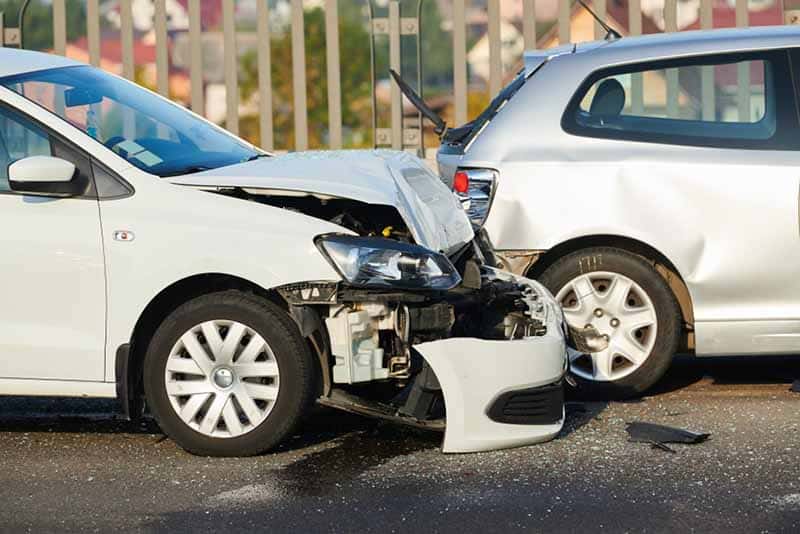 accidente automovilístico en la calle. automóviles dañados