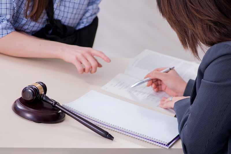 injured lady talking to a personal injury lawyer